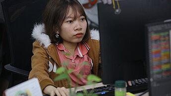 Thuong devant son ordinateur