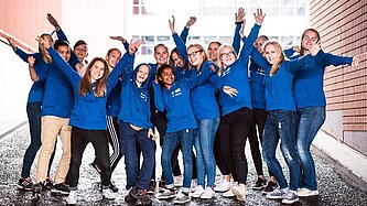 Mädchen nehmen die Zügel in die Hand.