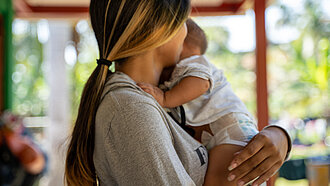 Une adolescente tient son bébé dans ses bras
