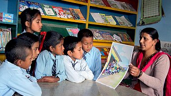 Spenden Kinder Nepal Bildung Kinder in einer Schule in Nepal