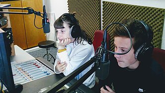 Zwei Young Reporter beim Radio