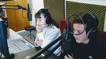 Zwei Young Reporter beim Radio