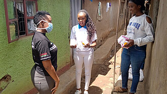 Des filles à Kibera distribuent des serviettes hygiéniques
