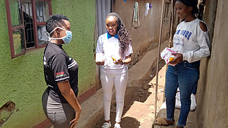 Des filles à Kibera distribuent des serviettes hygiéniques