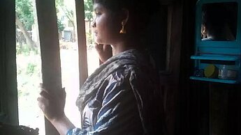 Mädchen in Bangladesh am Fenster