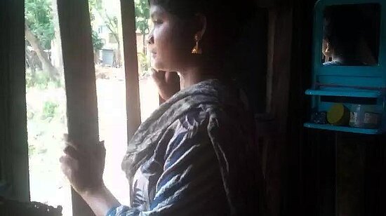 Fille au Bangladesh devant la fenêtre
