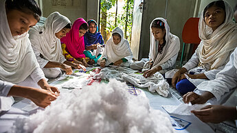 Frauen verarbeiten das Material