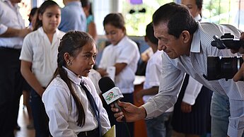 Fille avec un microphone.