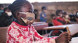 Étudiante avec un masque au Burkina Faso