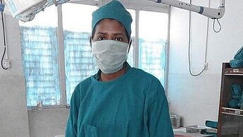 Parbati, ein ehemaliges Kamalari-Mädchen, arbeitet nach einer dreijährigen Ausbildung als Gesundheitsassistentin.