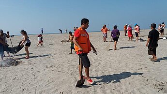 Putzaktion am Strand in El Salvador