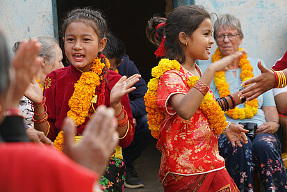 Mädchen Nepal Begrüssungstanz Mädchen Nepal Begrüssungstanz