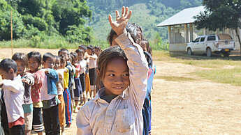 Monta, 11-jährig, in Laos bei Aktivitäten mit anderen Kinder in der Schule