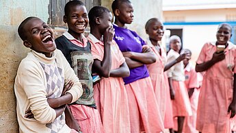 Mädchen in Uganda lachen