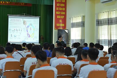 Speakerin an Alumni-Event in Hanoi