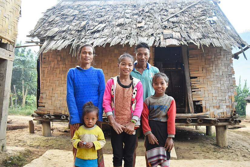 Monta aus Laos mit zwei ihrer Schwestern und ihren Eltern