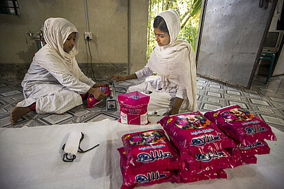 Empaquetage des serviettes hygiéniques