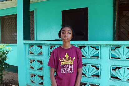 Mädchen vor einem Haus in Liberia