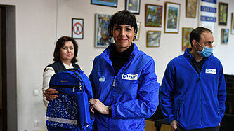 Plan International distribue des sacs à dos