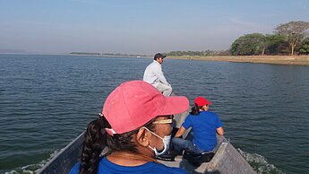 Ausschau nach Abfall am Ufer in El Salvador