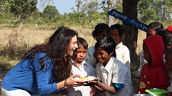 Patin Besucht ihr Patenkind in Kambodscha