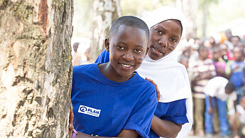 Mädchen vor Kinderheirat und Beschneidung / FGM/C schützen Zwei Mädchen in Tansania bei einer Kampagne von Plan International