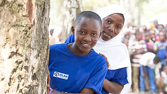 Zwei Mädchen in Tansania bei einer Kampagne von Plan International