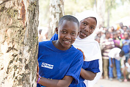 Zwei Mädchen in Tansania bei einer Kampagne von Plan International