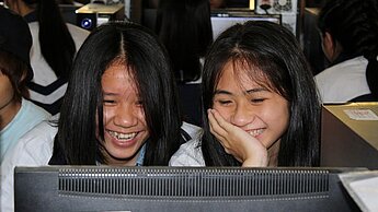 Mädchen in Vietnam lernen Webdesign.