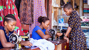Frauen lernen das Schneiderhandwerk