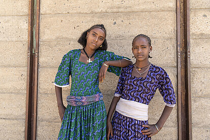 Yekaba (à gauche) avec son amie Tejitu