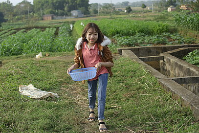 Les weekends, Thuong rentre à la maison chez sa famille et les aide sur leur ferme.