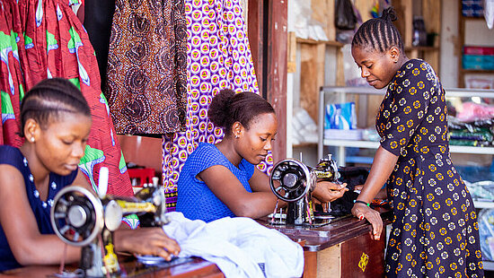 Junge Frauen lernen das Schneiderhandwerk