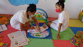 Eine junge Mutter lernt in einem Gefängnis in El Salvador von einer anderen Frau, wie sie mit ihrem Baby umsorgen und ihm Geborgenheit geben kann.