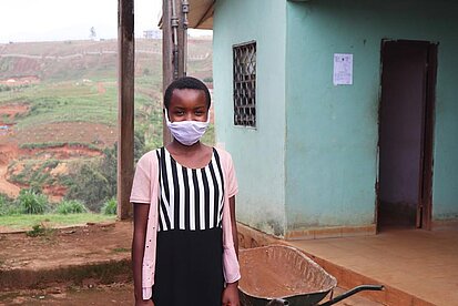 Mädchen mit einer Gesichtsmaske in Kamerun