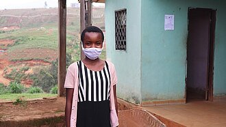 Mädchen mit einer Gesichtsmaske in Kamerun