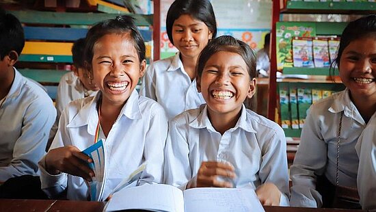 Lachende Mädchen in einer Schule in Kambodscha