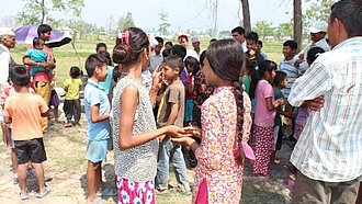 Les enfants protègent leur village contre les intempéries.