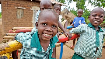 Kinder aus Uganda lachen