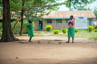 Mädchen spielen vor einer Schule in Uganda Mädchen Sicherheit Uganda
