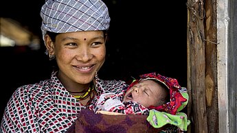 Mutter mit Kind aus Nepal