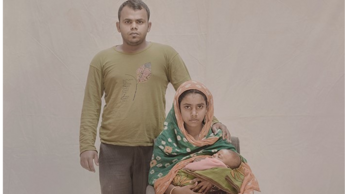 Mädchen Mutter Spenden Mädchen mit ihrem Sohn und Mann