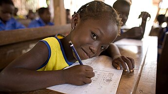Eine Patenschaft in Ghana ermöglich in strukturschwachen Regionen die Einrichtung von Schulen. So können alle Kinder lernen!