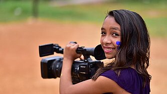 Fille avec une caméra ©Plan International/Ulises Alvarado