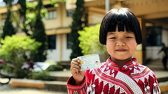 Une fille montre sa carte d'identité