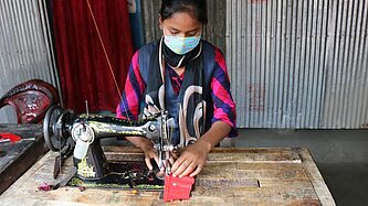 14-jähriges Mädchen näht Gesichtsmasken in Bangladesch COVID-19