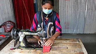 14-jähriges Mädchen näht Gesichtsmasken in Bangladesch COVID-19