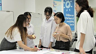 Des filles au Vietnam élaborent leur vision d'un avenir meilleur après le COVID-19.