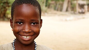Lächelndes Patenmädchen aus Afrika Patenschaft Mädchen Helfen Afrika