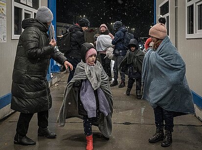 Frauen und Kinder suchen Schutz